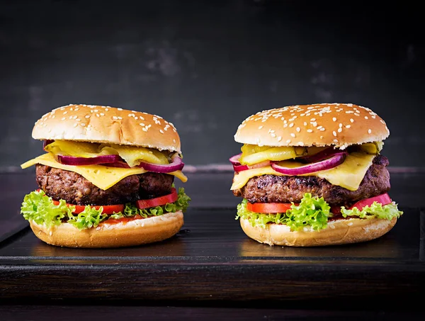 Stor Smörgås Hamburgerburgare Med Nötkött Tomat Ost Inlagd Gurka Och — Stockfoto