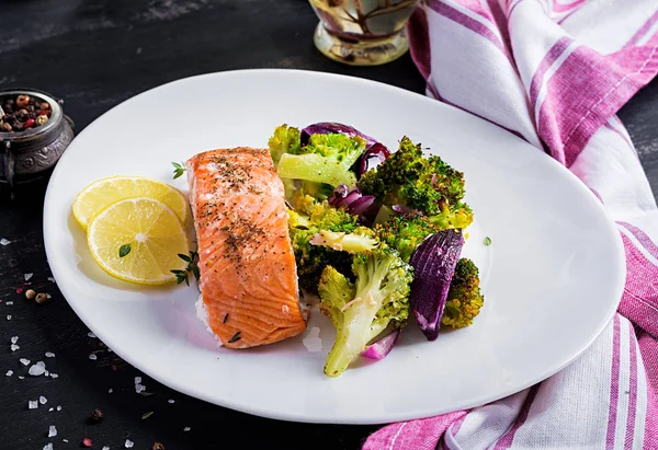 Filetto Salmone Forno Con Broccoli Cipolla Rossa Limone — Foto Stock