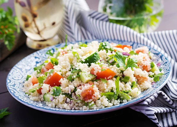 Hagyományos Libanoni Saláta Tabbouleh Kuszkusz Petrezselyemmel Paradicsommal Uborkával Citrommal Olívaolajjal — Stock Fotó