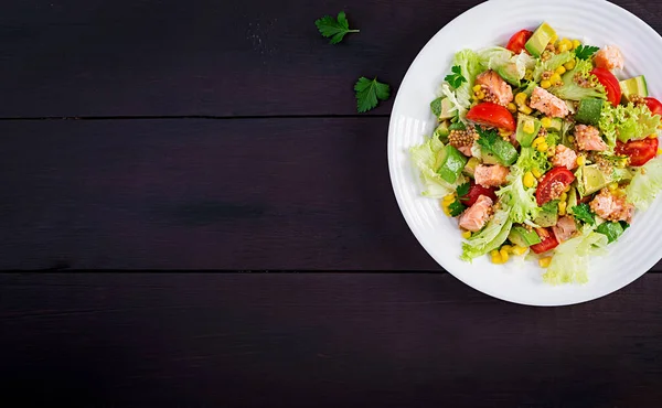 Ensalada Con Salmón Parrilla Lechuga Aguacate Tomate Maíz Bol Blanco — Foto de Stock