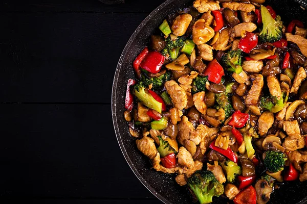 Fritar Com Frango Cogumelos Brócolis Pimentas Comida Chinesa Vista Superior — Fotografia de Stock