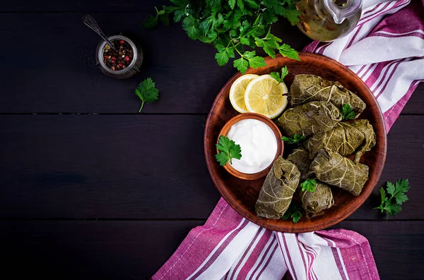 Dolma Siyah Masada Pirinç Etle Doldurulmuş Üzüm Yaprakları Ortadoğu Mutfağı — Stok fotoğraf