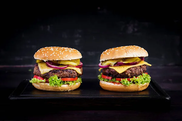 Sándwich Grande Hamburguesa Con Carne Res Tomate Queso Pepino Escabeche —  Fotos de Stock