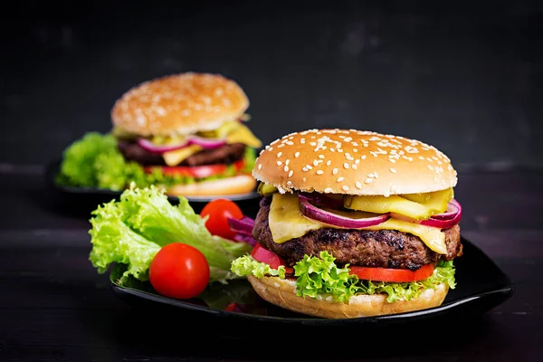 Velký Sendvič Hamburger Hovězím Masem Rajčaty Sýrem Nakládanou Okurkou Červenou — Stock fotografie