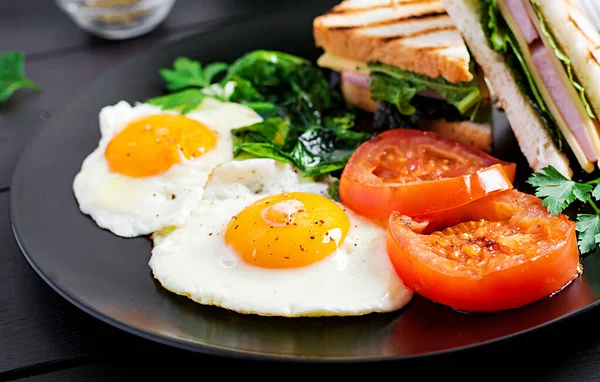 Desayuno Huevo Frito Espinacas Tomates Sándwich Club Plato — Foto de Stock