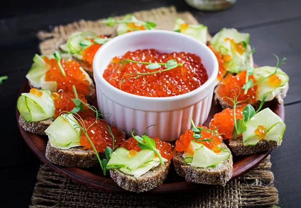 Canape Lososově Červeným Kaviárem Sendvič Obědu Lahodné Jídlo — Stock fotografie