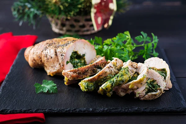 Rollo Navidad Asado Rodajas Pavo Con Espinacas Queso Sobre Fondo — Foto de Stock