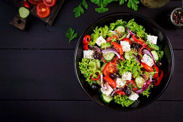 健康食品 キュウリとギリシャのサラダ トマト 甘いコショウ レタス 赤玉ねぎ フェタチーズとオリーブ トップビュー コピースペース — ストック写真
