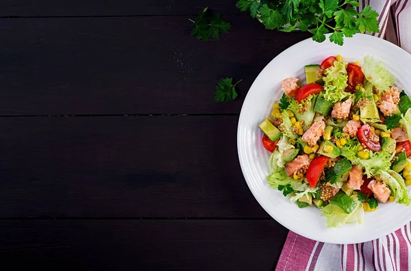 Salade Met Gegrilde Zalm Sla Avocado Tomaten Maïs Een Witte — Stockfoto