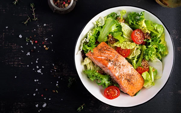 Gebackenes Lachsfilet Mit Frischem Gemüsesalat Ansicht Von Oben Über Kopf — Stockfoto