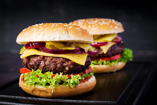 Nagy Szendvics Hamburger Marhahússal Paradicsommal Sajttal Uborkával Vöröshagymával — Stock Fotó