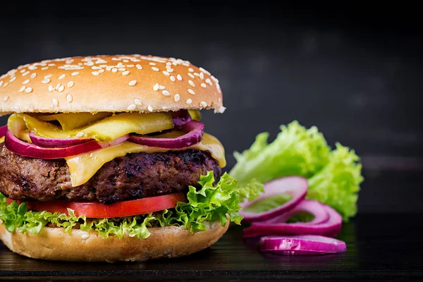 Velký Sendvič Hamburger Hovězím Masem Rajčaty Sýrem Nakládanou Okurkou Červenou — Stock fotografie