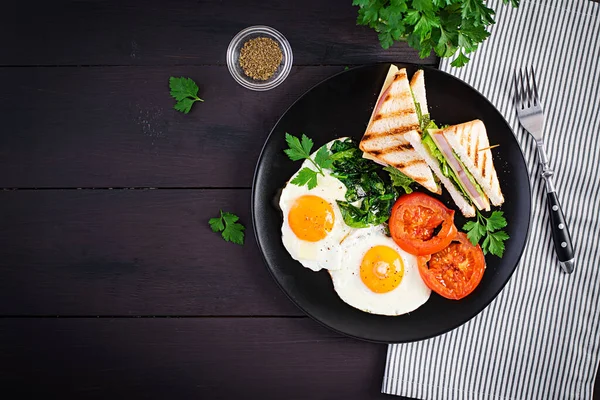 Frühstück Spiegelei Spinat Tomaten Und Clubsandwich Auf Teller Ansicht Von — Stockfoto