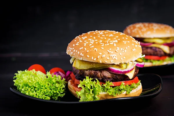Büyük Sandviç Hamburgerli Biftek Domates Peynir Salatalık Turşusu Kırmızı Soğanlı — Stok fotoğraf