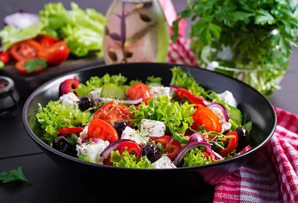 健康食品 希腊沙拉 配以黄瓜 西红柿 红洋葱 菲塔奶酪和橄榄 — 图库照片