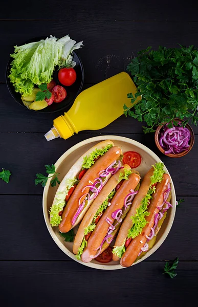 Varmkorv Med Korv Inlagd Gurka Tomater Rödlök Och Sallad Mörk — Stockfoto