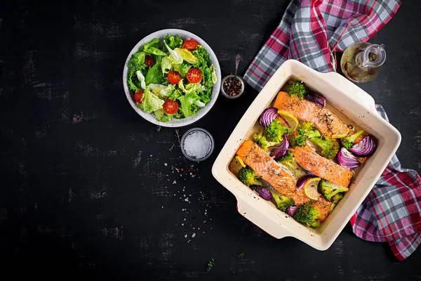 Filete Salmón Horno Con Brócoli Cebolla Roja Limón Vista Superior —  Fotos de Stock