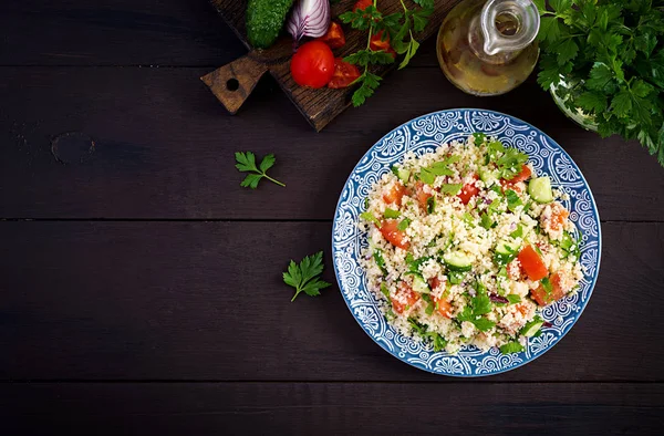 黎巴嫩传统的Salad Tabbouleh 搭配欧芹 西红柿 柠檬和橄榄油的芥末味 中东菜 顶部视图 复制空间 — 图库照片