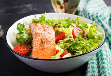 Fırında somon filetosu ve taze sebze salatası..