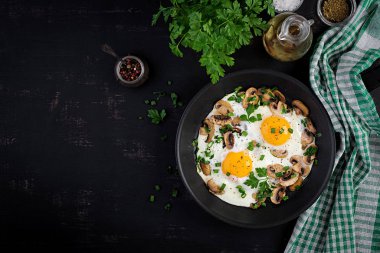 Kızarmış yumurta, mantar ve ıspanak. Keto, paleo kahvaltısı. Üst görünüm, alanı kopyala