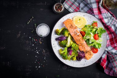 Brokoli, kırmızı soğan ve limonlu fırında somon filetosu. Üst görünüm, genel görünüm