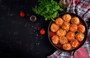 Tatlı ve ekşi domates soslu köfte. Üst görünüm, genel görünüm