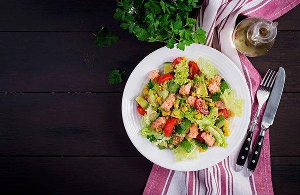 Salada Com Salmão Grelhado Alface Abacate Tomate Milho Uma Tigela — Fotografia de Stock