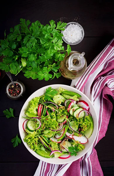 Alimente Vegane Sănătoase Salată Vegetariană Ridiche Castraveți Salată Verde Ceapă — Fotografie, imagine de stoc