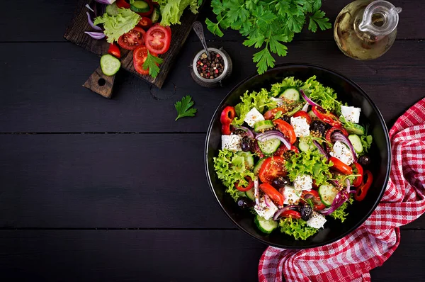 健康食品 希腊沙拉 配以黄瓜 西红柿 奶酪和橄榄 顶部视图 复制空间 — 图库照片