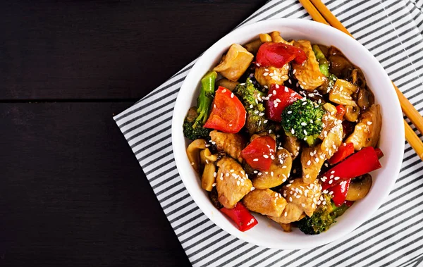 Rör Med Kyckling Svamp Broccoli Och Paprika Kinesisk Mat Ovanifrån — Stockfoto