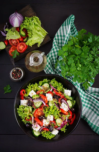 健康食品 希腊沙拉 配以黄瓜 西红柿 奶酪和橄榄 顶部视图 复制空间 — 图库照片