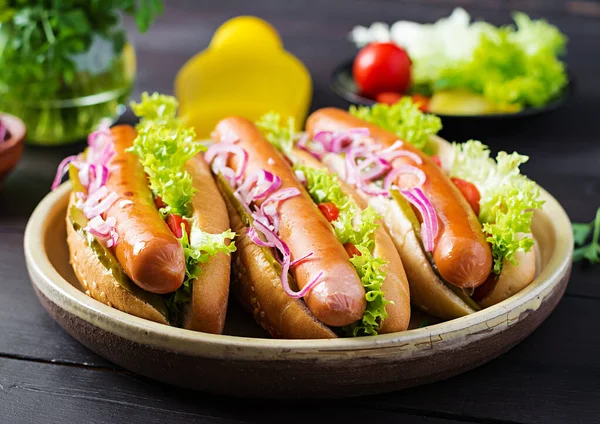 Hot Dog Sausage Pickled Cucumber Tomatoes Red Onions Lettuce Dark — Stock Photo, Image