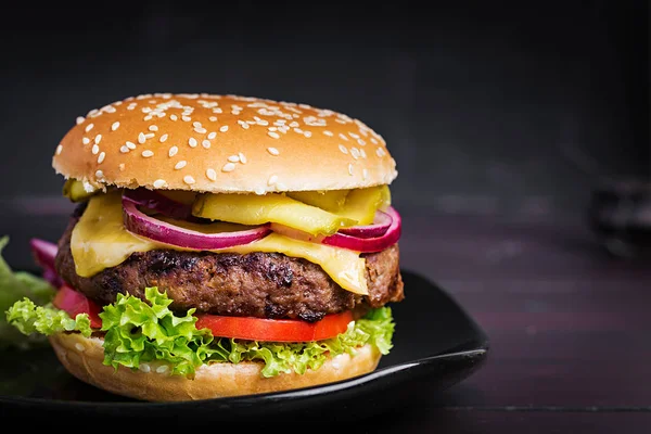 Büyük Sandviç Hamburgerli Biftek Domates Peynir Salatalık Turşusu Kırmızı Soğanlı — Stok fotoğraf