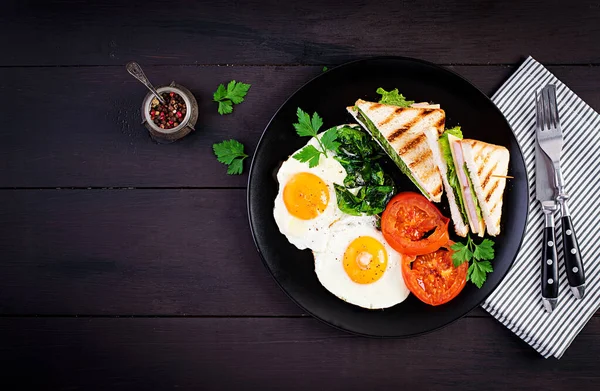 Kahvaltı Kızarmış Yumurta Ispanak Domates Tabakta Kulüp Sandviçi Üst Görünüm — Stok fotoğraf