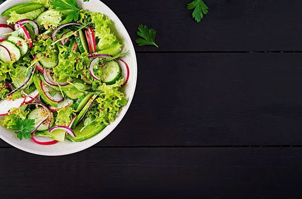 Nourriture Végétalienne Saine Salade Légumes Végétariens Radis Concombres Laitue Oignon — Photo