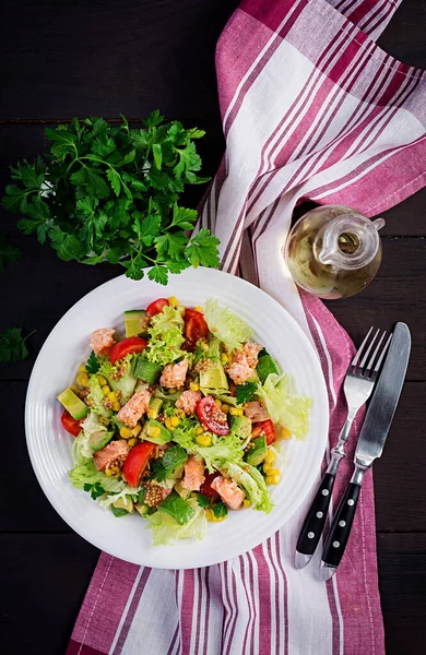 Salad Grilled Salmon Lettuce Avocado Tomatoes Corn White Bowl Paleo — Stock Photo, Image