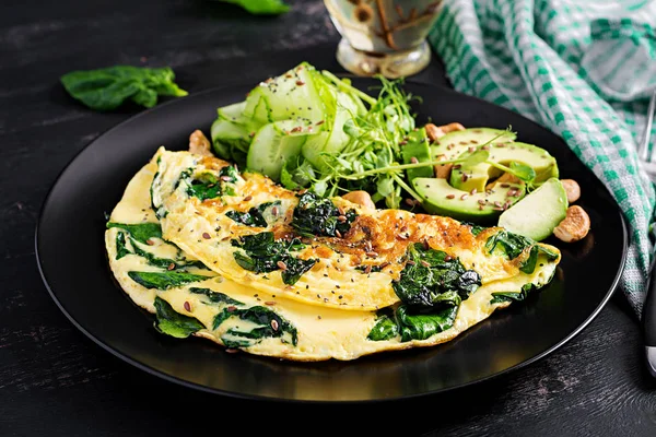 Ketogene Paläo Diät Frühstück Omelette Mit Spinat Und Avocado Gurke — Stockfoto