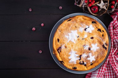 Noel meyveli pasta, kara masada puding. Üst görünüm, genel görünüm, kopyalama alanı.