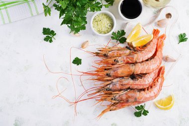 Çiğ Arjantin kırmızı karidesleri, karidesler ve yemek malzemeleri. Lezzetli yemek. Keto / Paleo Diyeti. Üst görünüm, genel görünüm