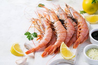 Çiğ Arjantin kırmızı karidesleri, karidesler ve yemek malzemeleri. Lezzetli yemek. Keto / Paleo Diyeti.
