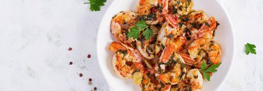 Izgara karides. Kral karides kuyruğu ile portakal-sarımsak sosu