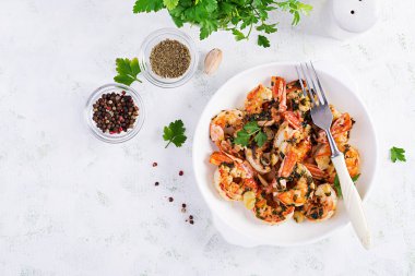 Izgara karides. Kral karides kuyruğu portakal-sarımsak soslu maydanozlu. Üst görünüm, alanı kopyala