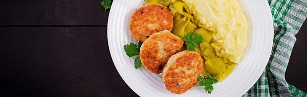 Homemade fried cutlets/meatballs with mashed potatoes and pickle — Stock Photo, Image