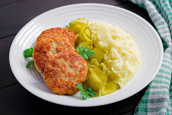 Hausgemachte Gebratene Schnitzel Frikadellen Mit Kartoffelpüree Und Eingelegter Gurke Auf — Stockfoto