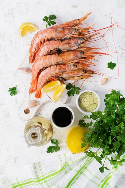 生野生阿根廷红虾仁 虾和烹调配料 美味的食物 Keto Paleo饮食 顶视图 — 图库照片