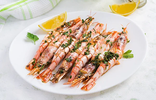 Grilled Wild Argentinian Red Shrimps Prawns Parsley Oil Garlic Lemon — Stock Photo, Image