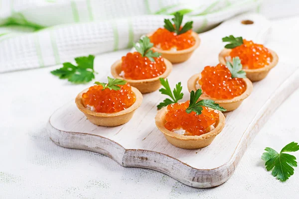 Tartaletas Con Caviar Rojo Salmón Queso Feta Sándwich Para Almuerzo —  Fotos de Stock