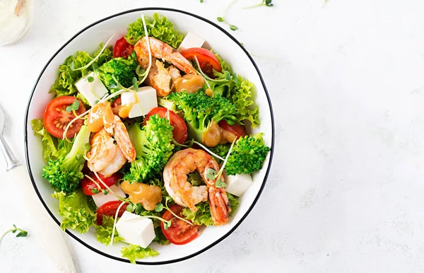 Heerlijke Verse Salade Met Garnalen Broccoli Feta Kaas Tomaten Sla — Stockfoto
