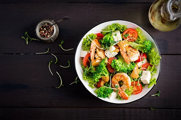 Deliziosa Insalata Fresca Con Gamberetti Broccoli Formaggio Feta Pomodori Lattuga — Foto Stock