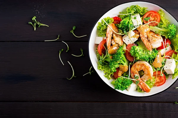 Köstlicher Frischer Salat Mit Shrimps Garnelen Brokkoli Feta Käse Tomaten — Stockfoto